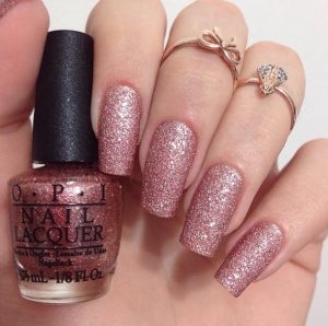 Esmalte cristalizado da OPI dá efeito elegante - Divulgação