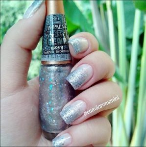 Esmalte prata com brilhos dá efeito reluzente - Reprodução/Instagram